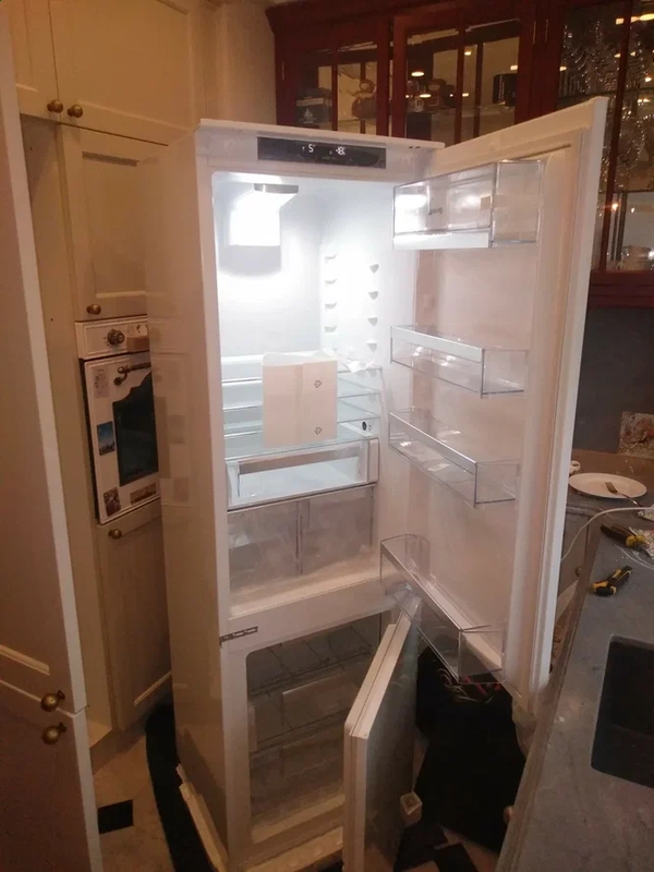 Установка встроенного холодильника Бош